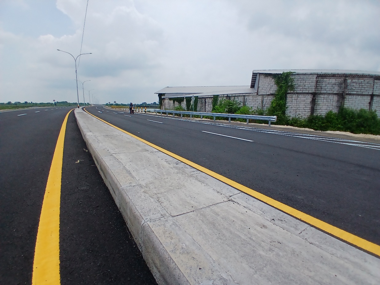 BELUM ADA TRAFFIC LIGHT: Jalan lingkar utara sudah diaspal mulus. Namun, JLU belum bisa diresmikan pembukaannya karena belum ada traffic light. (ANJAR DWI PRADIPTA/RDR.LMG)
