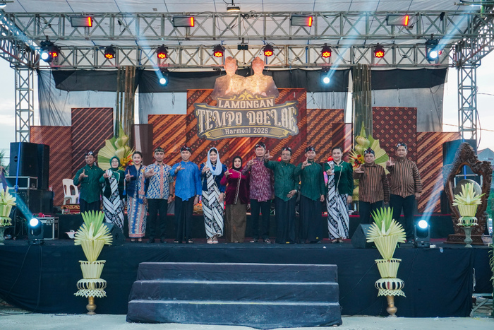 MENGULANG KEJAYAAN : Bupati Yes bersama istri, Wabup Dirham bersama istri dan jajaran Forkopimda saat pembukaan Lamongan Tempo Doeloe. ( foto : Humas Kominfo/Radar lamongan)