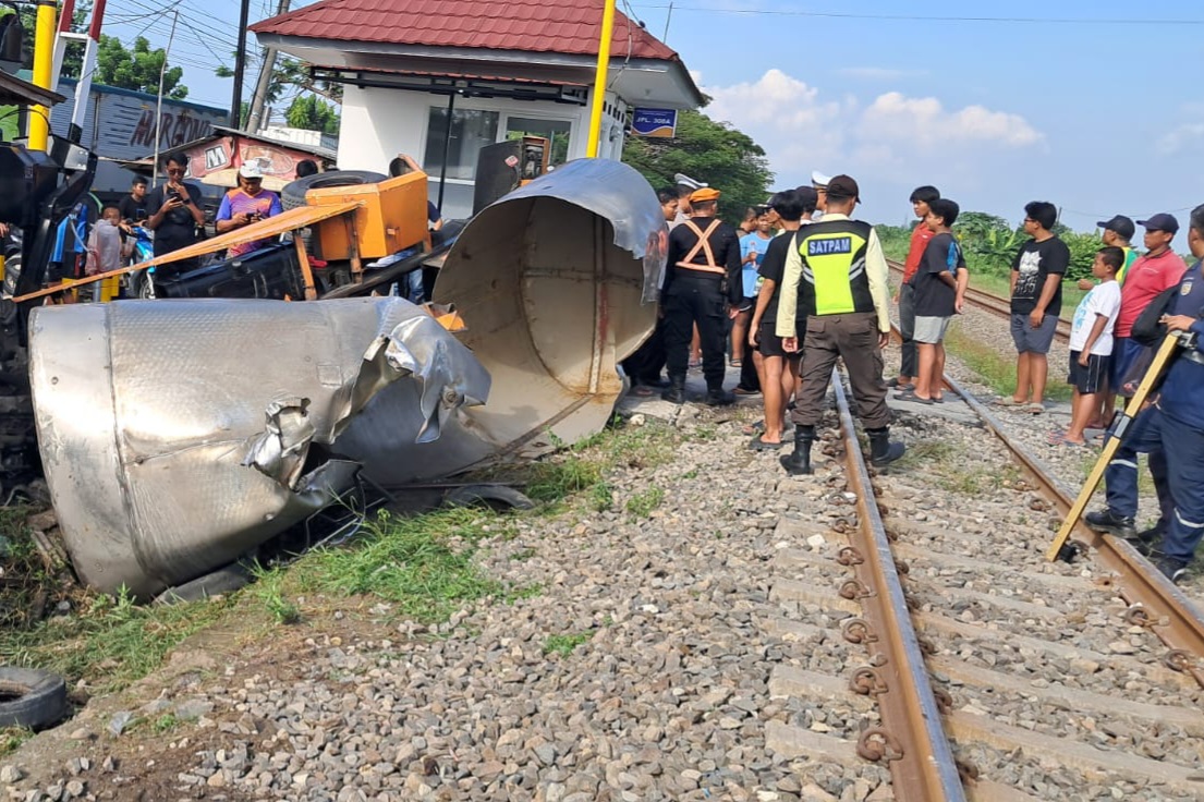 RINGSEK: Kondisi truk tangki usai tertabrak KA Ambarawa Ekspres di perlintasan KA sebidang di Desa Karanglangit, Kecamatan Lamongan.