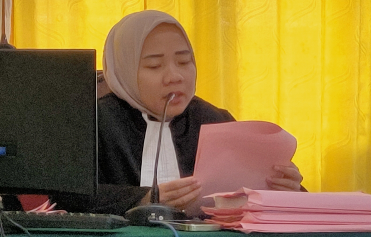 BACAKAN TUNTUTAN: Jaksa Penuntut Umum  Dwi Dara Agustina di Pengadilan Negeri Lamongan. (IST/RDR.LMG)