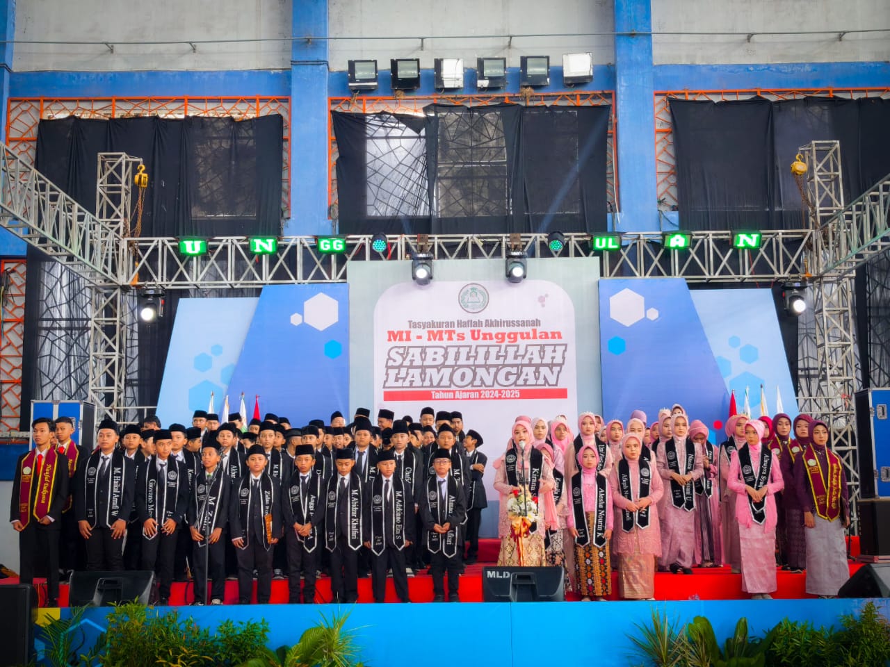 Prosesi penyerahan siswa-siswi MIUS dan MATAS Lamongan kepada orang tua masing-masing.