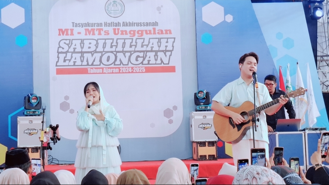 Aviwkila saat menyanyikan lagu berjudul &lsquo;&rsquo;Doa untuk Kamu&rsquo;&rsquo; pada acara Tasyakuran Haflah Akhirussanah MIUS dan MATAS Lamongan.