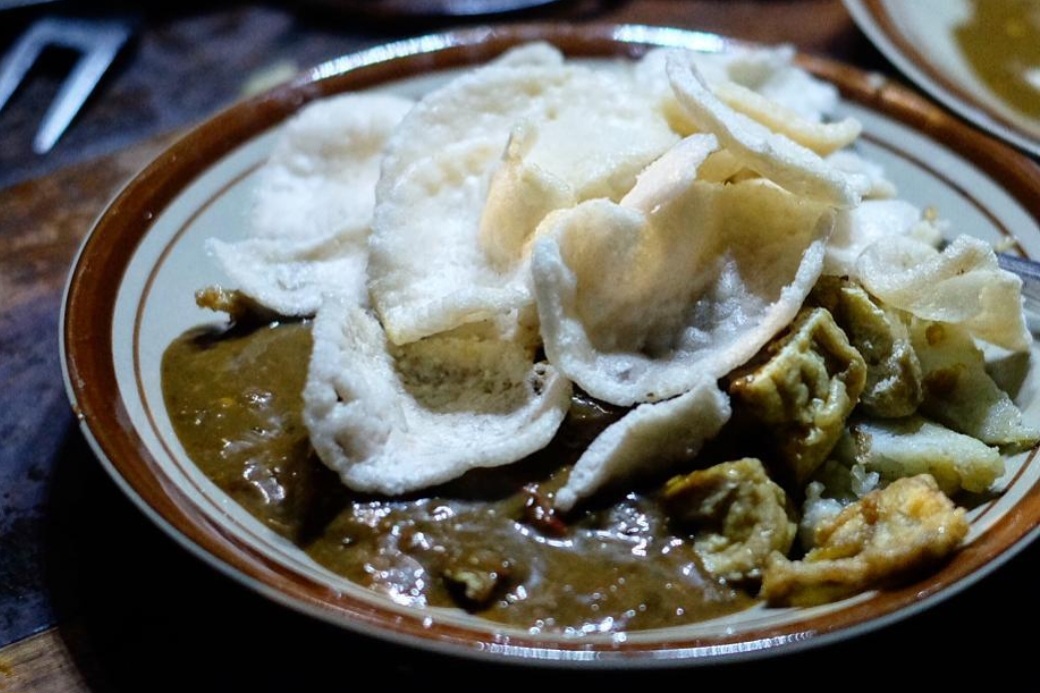 BANYAK VERSI: Tahu Tek dikenal sebagai salah satu kukiner khas Surabaya, tapi masih banyak yang belum tahu ternyata asal muasal makanan ini dari Lamongan.