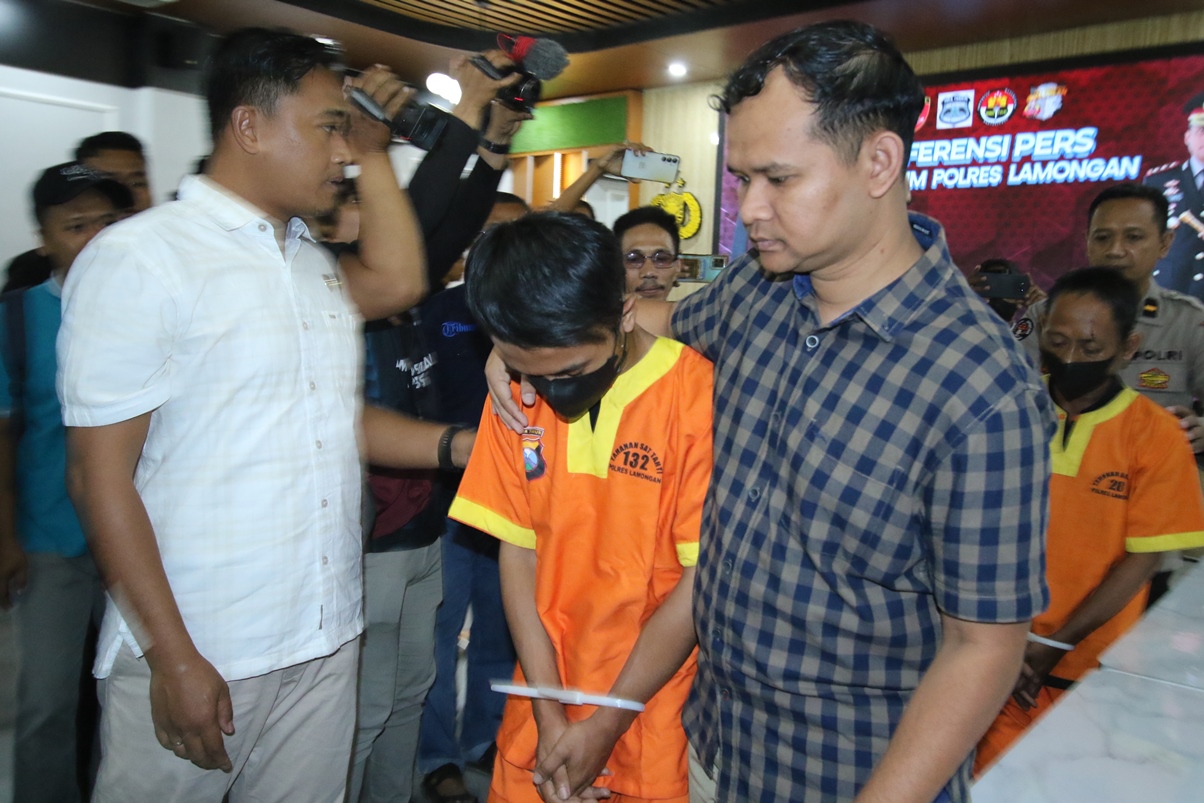 BERKASNYA DIANGGAP BELUM LENGKAP: Ab, warga Kecamatan Merakurak, Tuban yang menjual istrinya SS, 27, ke pria hidung belang di homestay wilayah Kecamatan Babat saat dirilis Polres Lamongan. (DOK/RDR.LM