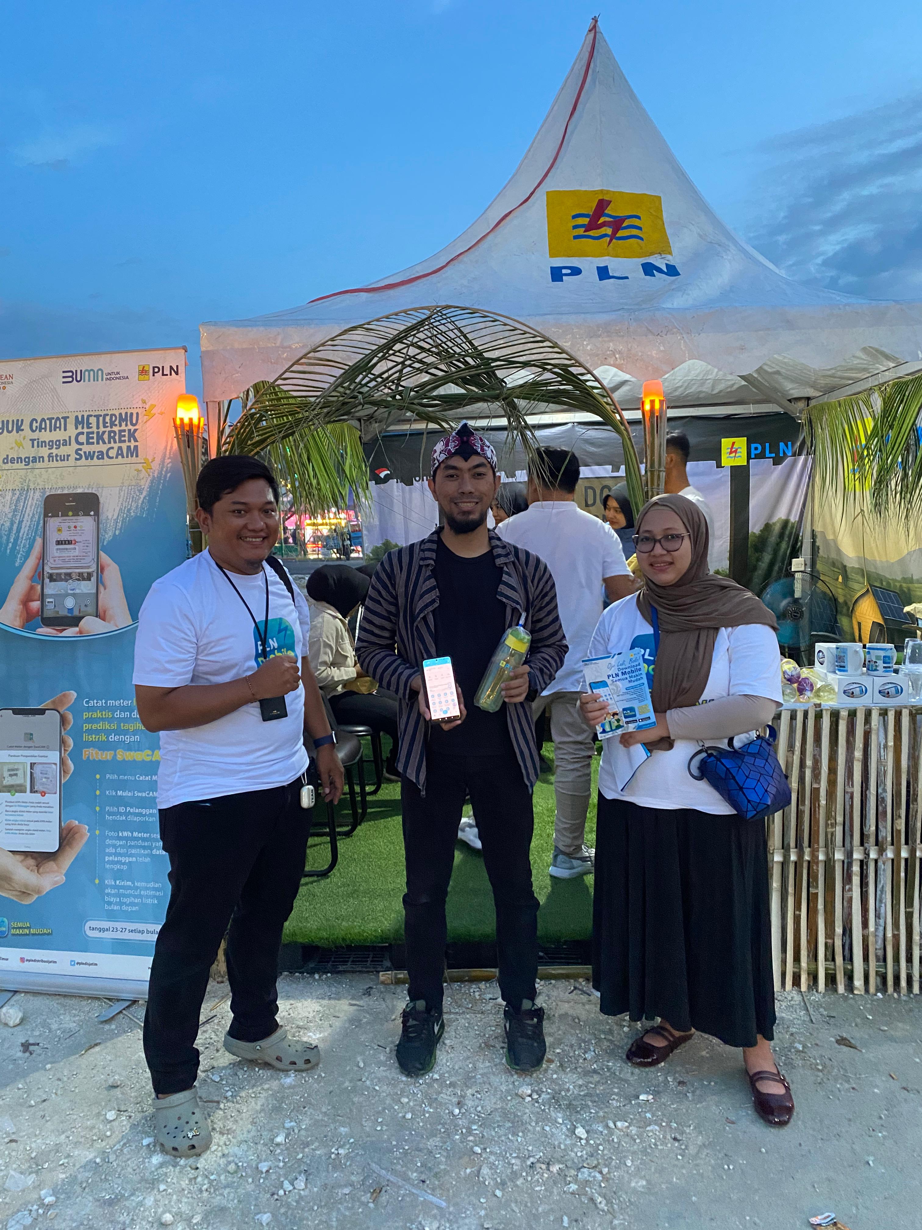 BERSAMA MAJUKAN LAMONGAN: Salah satu karyawan di ULP Lamongan berpakaian tempo dulu. PLN mensosialisasikan konsep electrifying lifestyle dan fitur aplikasi PLN Mobile. (ISTIMEWA/RADAR LAMONGAN)