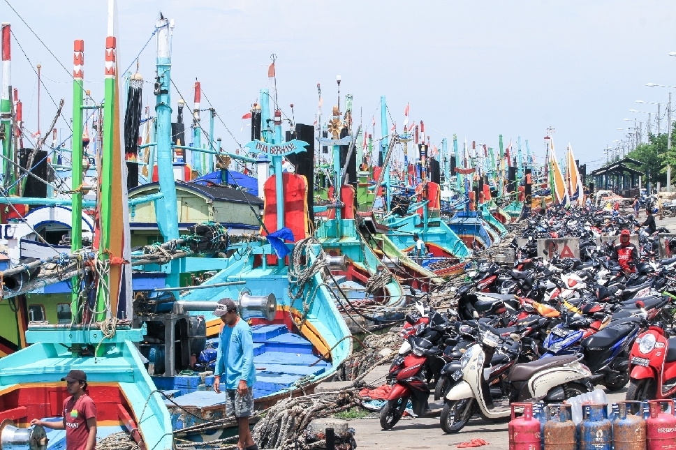 Kapal nelayan masyarakat pesisir utara Lamongan bersandar di sekitar Pelabuhan Brondong
