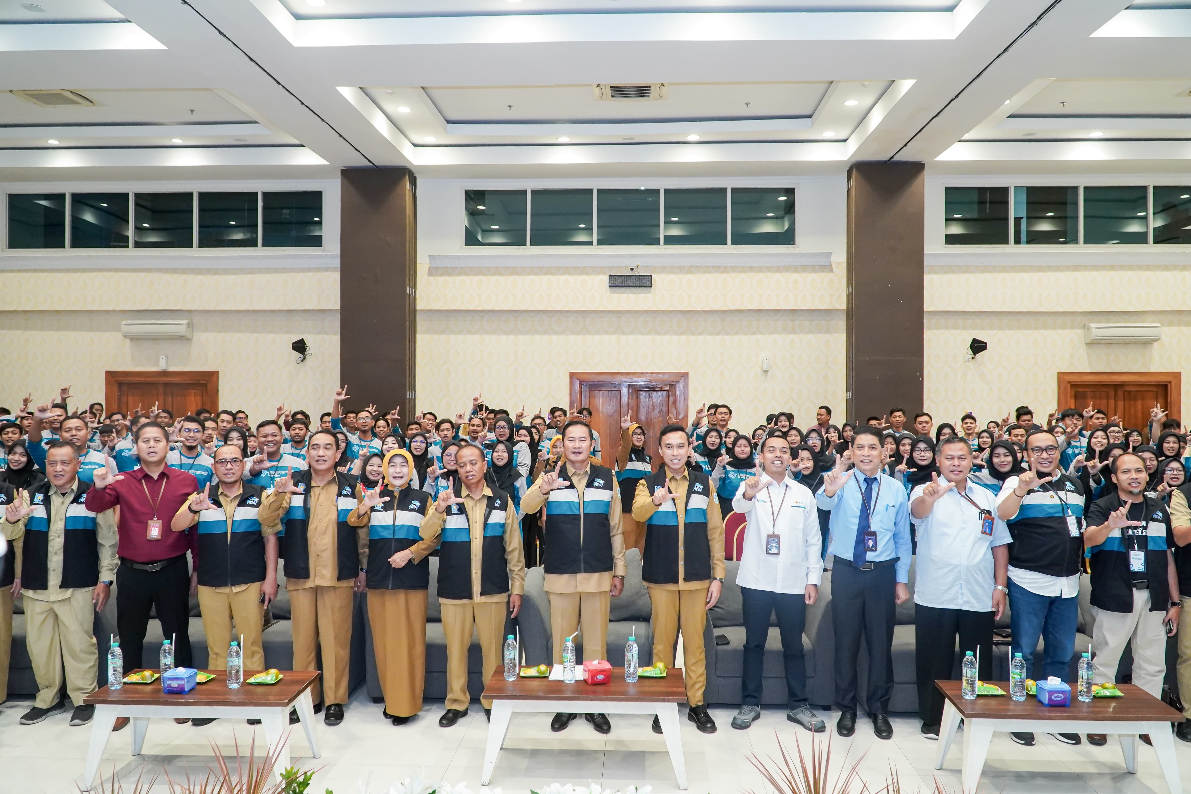 Bupati Yes bersama Wabup Mas Dirham didampingi Sekda Lamongan Nalikan, Kepala Dinas Koperasi dan Usaha Mikro Etik Sulistyani, berfoto bersama narasumber, fasilitator, perbankan, dan peserta megpreneur
