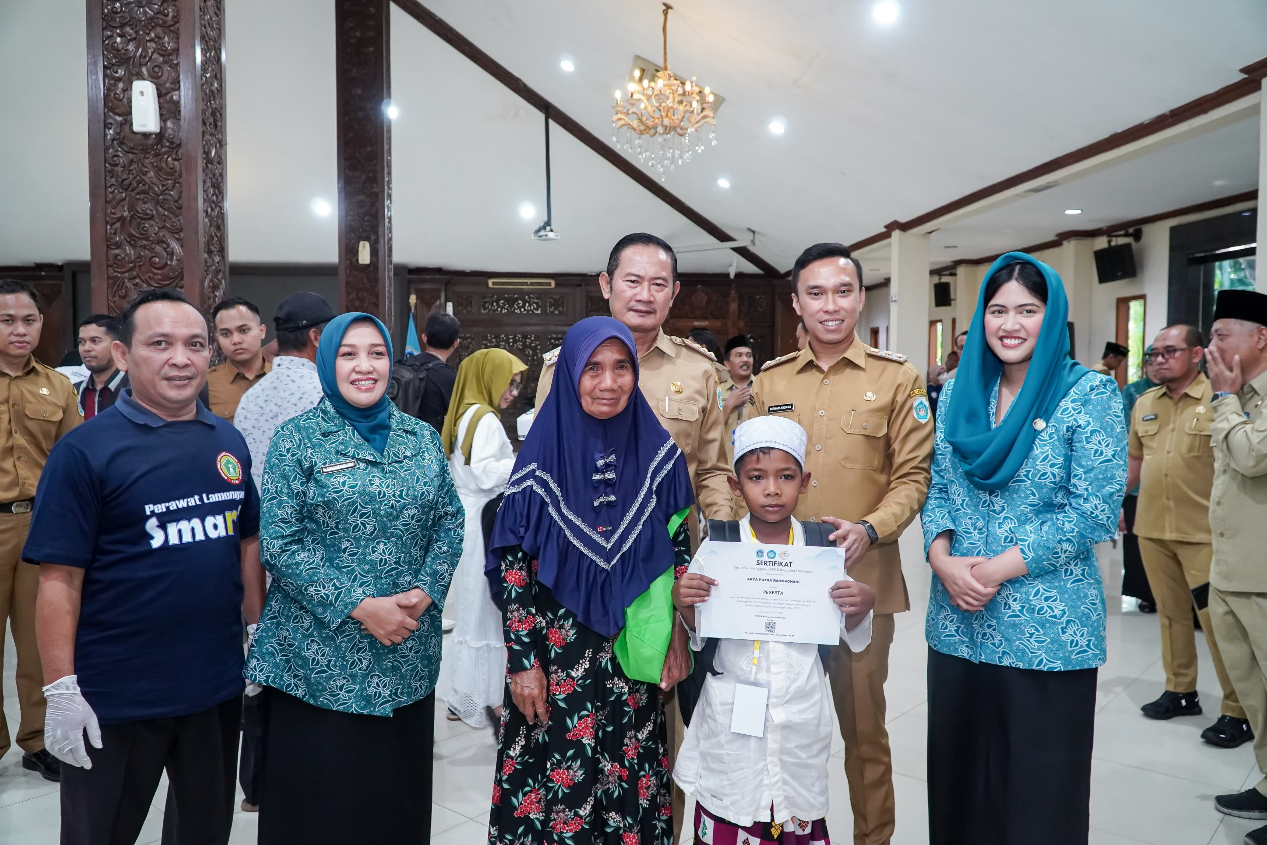 PROGRAM TAHUNAN: Bupati Yes dan istri bersama Wabup Dirham dan istri foto bersama peserta khitan massal di Pendopo Lokatantra.