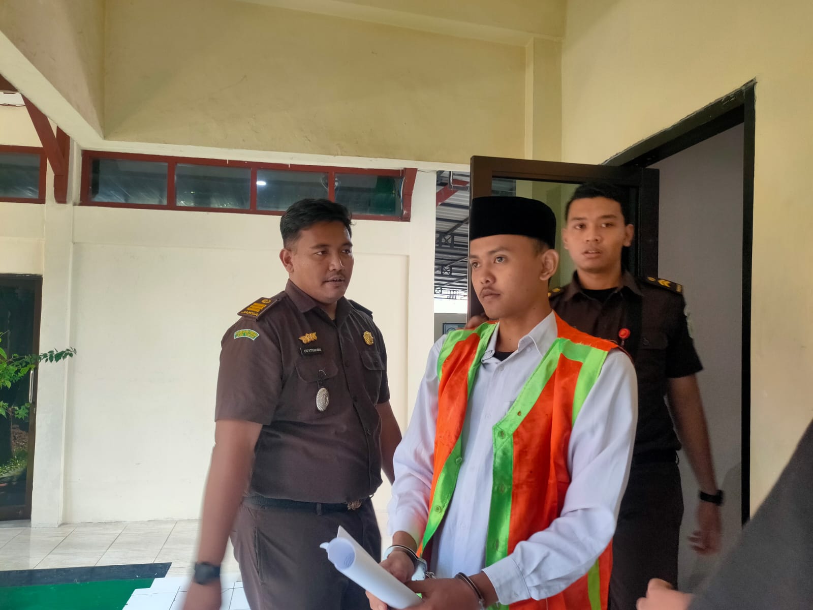 Terdakwa Yusuf Rizal Afrilla menjalani sidang pembacaan tuntutan di PN Lamongan.