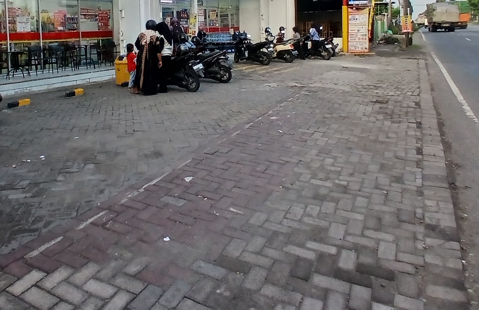 DIPANTAU: Minimarket yang buka kemarin sore. (ANJAR DWI PRADIPTA/RDR.LMG)
