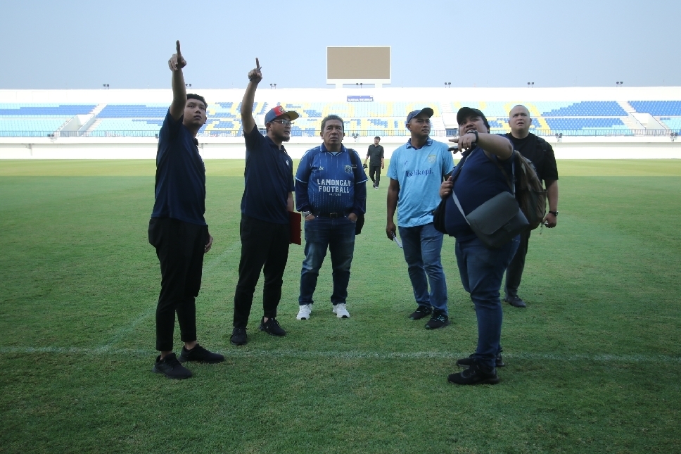 MATANGKAN PERSIAPAN: Tim dari PT LIB dan PSSI saat melakukan inspeksi ke Stadion Surajaya yang diusulkan sebagai homebase Persela.