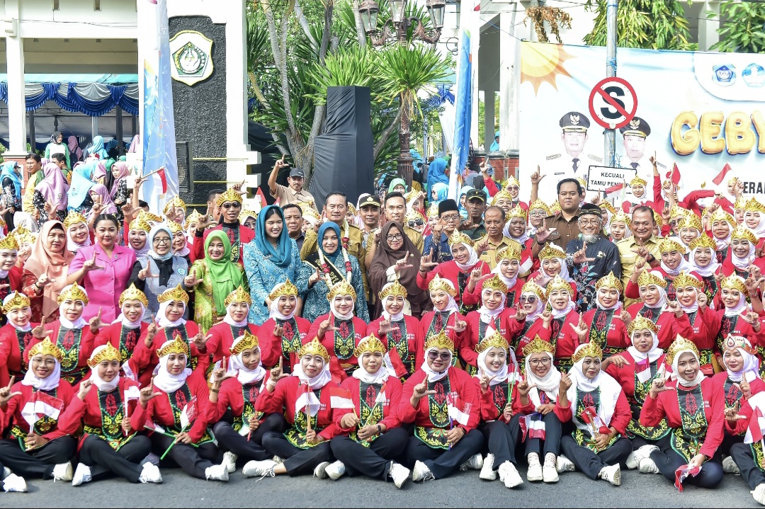 Foto bersama Bupati Yes bersama Bunda PAUD Lamongan, Wabup Dirham dengan istri, bersama peserta gebyar PAUD 2025.