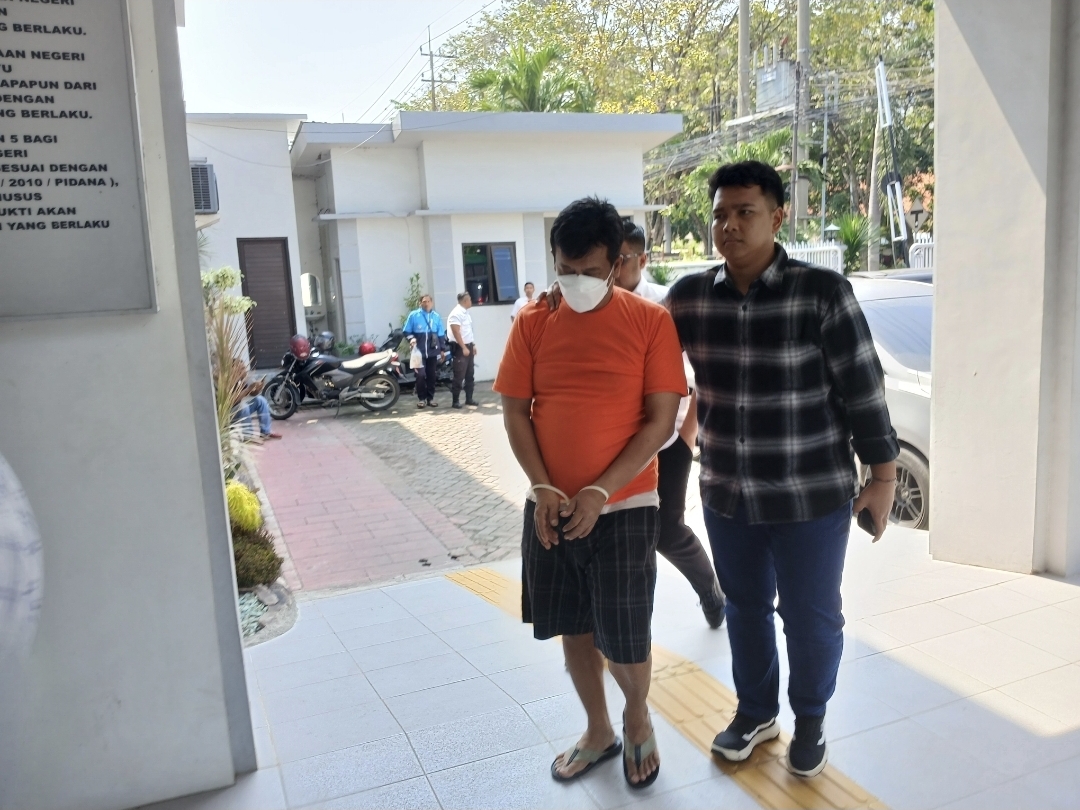 Proses pelimpahan Direktur CV Globalindo Utama, Ainul Mufid ke Kejari Lamongan.