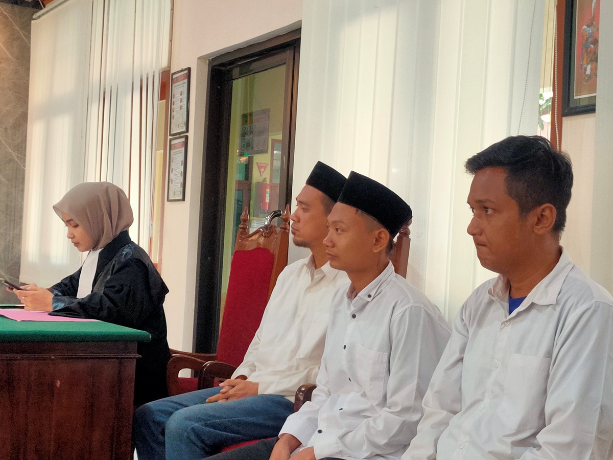SALING BERI KETERANGAN: Tiga terdakwa dalam kasus dugaan peredaran sabu &ndash; sabu. (IST/RDR.LMG)