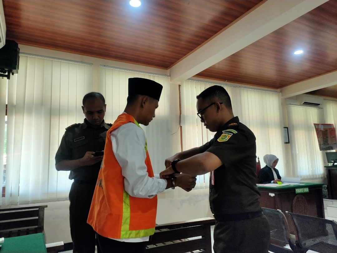 Salah satu terdakwa judi slot, M. Fajar Ansory usai menjalani sidang di PN Lamongan.