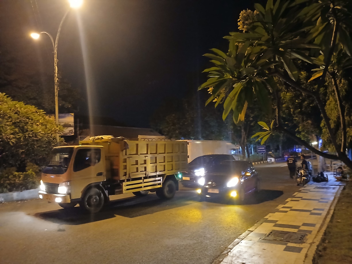 BERGANTUNG PERESMIAN JLU: Jalan Veteran Lamongan sering dijadikan jalur menuju ke luar Lamongan. (ANJAR DWI PRADIPTA/RDR.LMG)