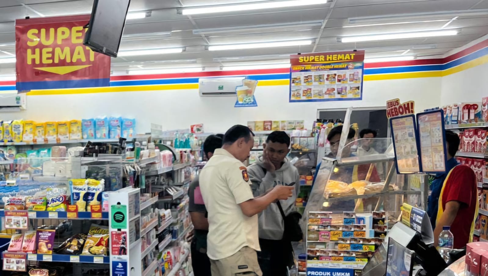 Petugas Satpol PP mendatangi salah satu toko modern yang buka melebihi ketentuan Perda.