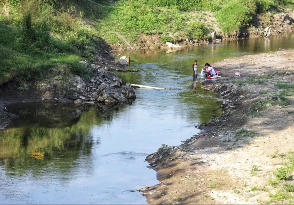 Dibalik aliran sungai kali lamong juga menyimpan banyak peninggalan kisah dan sejarah.