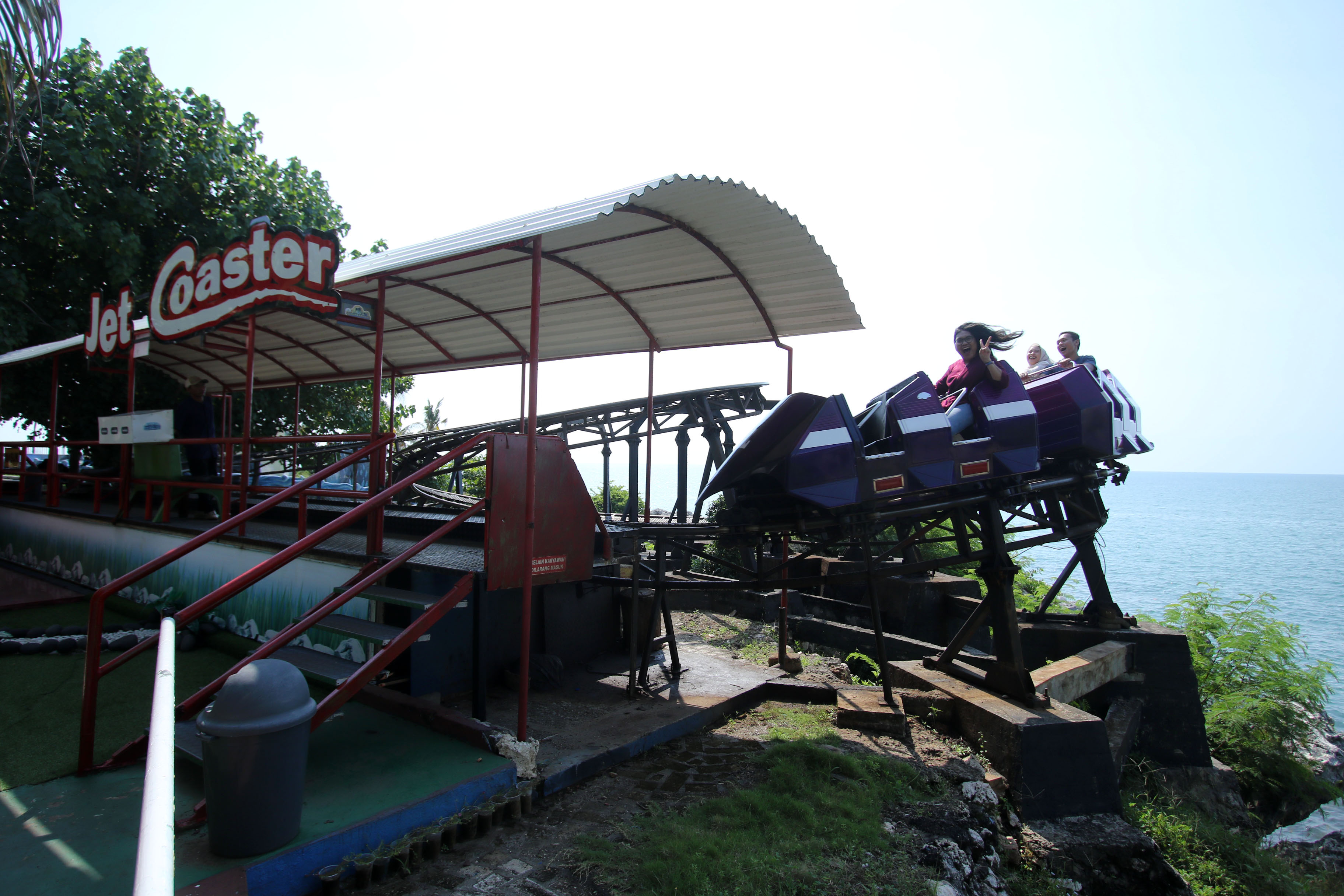 PACU ADRENALIN: Salah satu wahana favorit pengunjung di Wisata Bahari Lamongan (WBL).