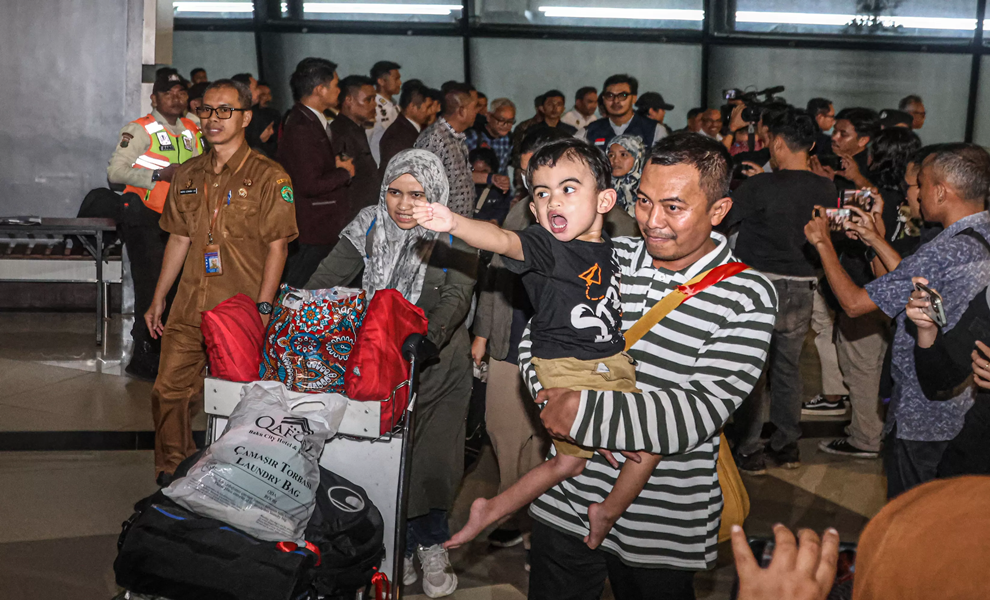 DIEVAKUASI DARI IRAN: Sejumlah WNI didampingi pihak Kementrian Luar Negeri keluar dari Terminal 3, Bandara Soekarno-Hatta, Tangerang. (HANUNG HAMBARA/JAWA POS)