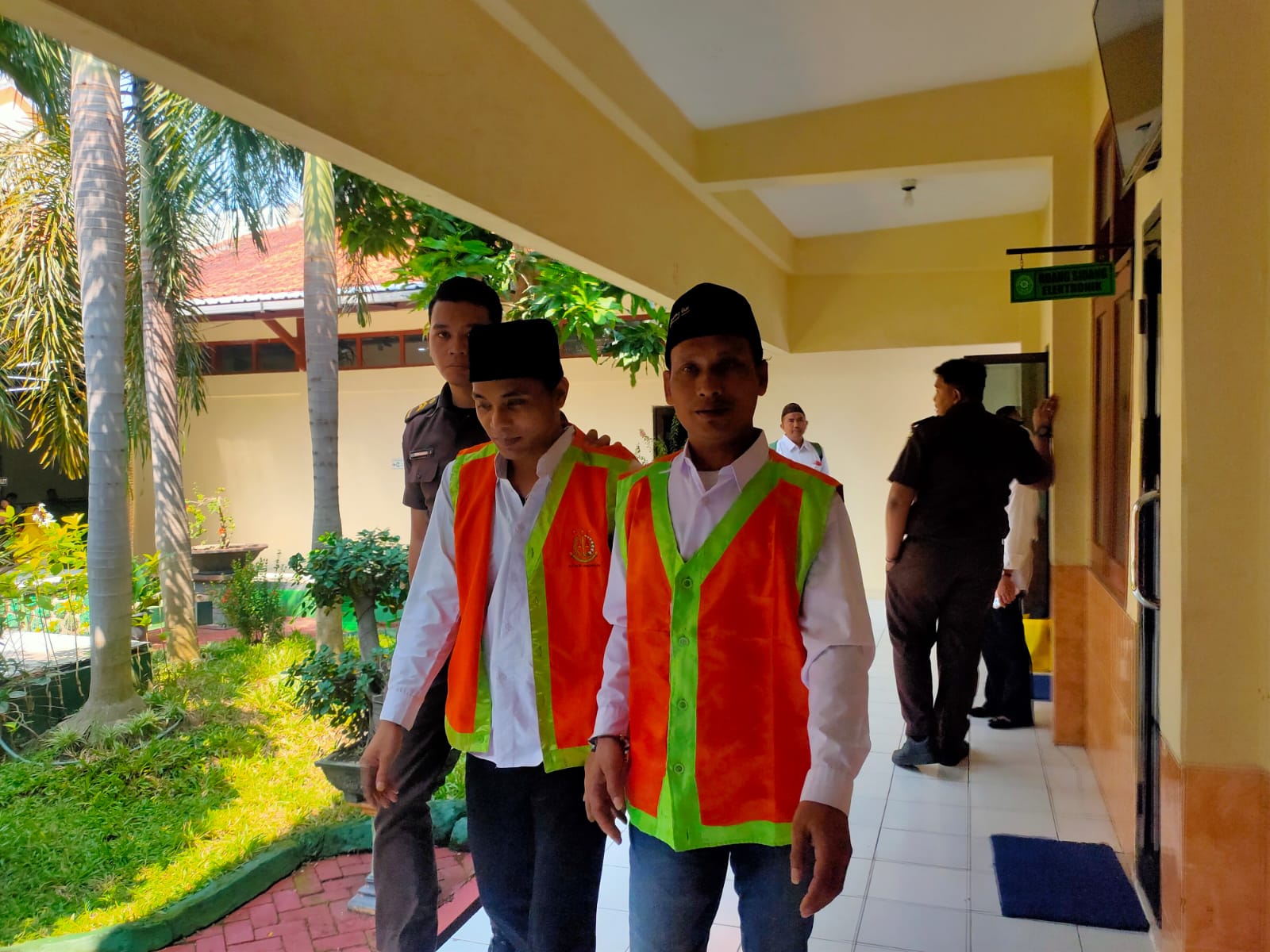 DITUNTUT BERAT: Beberapa terdakwa pengedaran SS saling berkaitan dengan berkas terpisah saat menjalani sidang di PN Lamongan.