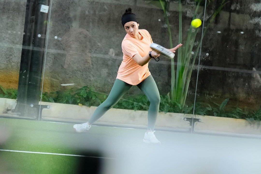 Nagita Slavina salah satu selebriti Indonesia yang sering bermain olahraga Padel.