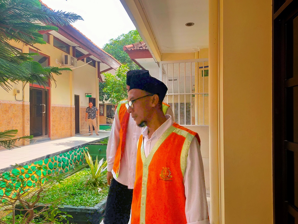 DITUNTUT SETAHUN TIGA BULAN: Ari Supriyanto di Pengadilan Negeri Lamongan. Dia terjerat kasus pencurian uang tetangga Rp 8 juta. (IST/RDR.LMG)