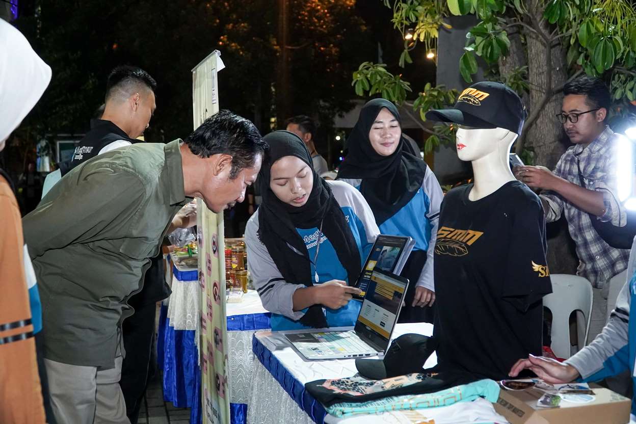 LIHAT DARI DEKAT: Bupati Lamongan Yuhronur Efendi mendatangi salah satu peserta Megpreneur yang menunjukkan hasil karyanya. (HUMAS KOMINFO/RDR.LMG)