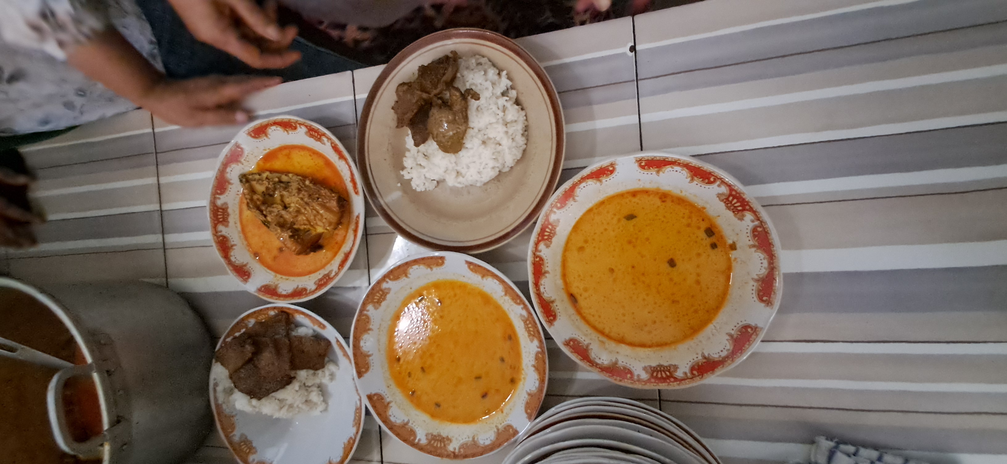 Selain sayur lodeh ikan asap dan balungan sapi, Warung Sutirah juga menyediakan Gorengan daging sapi. (Gamal A/Radar Lamongan)