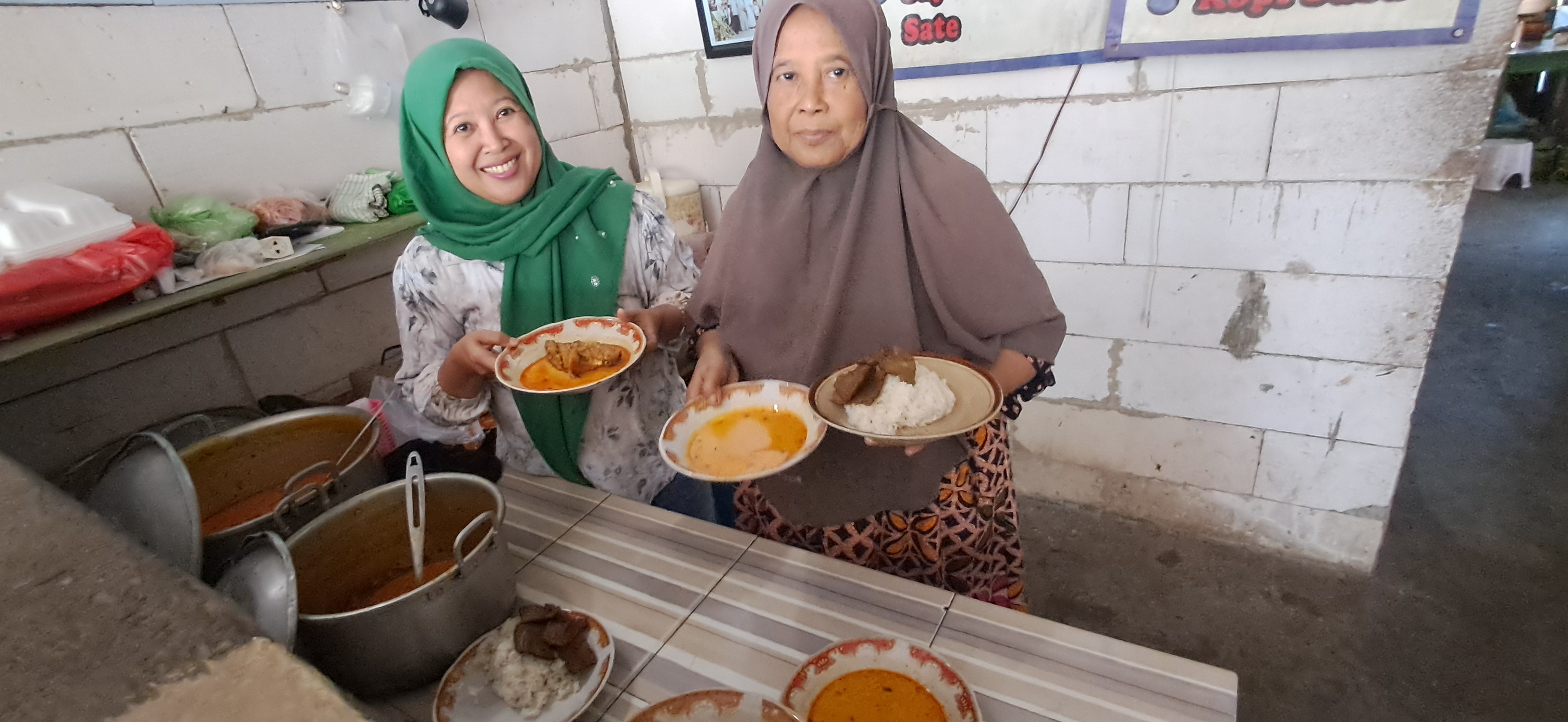 MENU LODEH: Sutirah bersama anak di warungnya. Dia menjual sayur lodeh ikan asap dan balungan sapi. Gorengan daging sapi juga disiapkan untuk variasi menu. (GAMAL A/RDR.LMG )