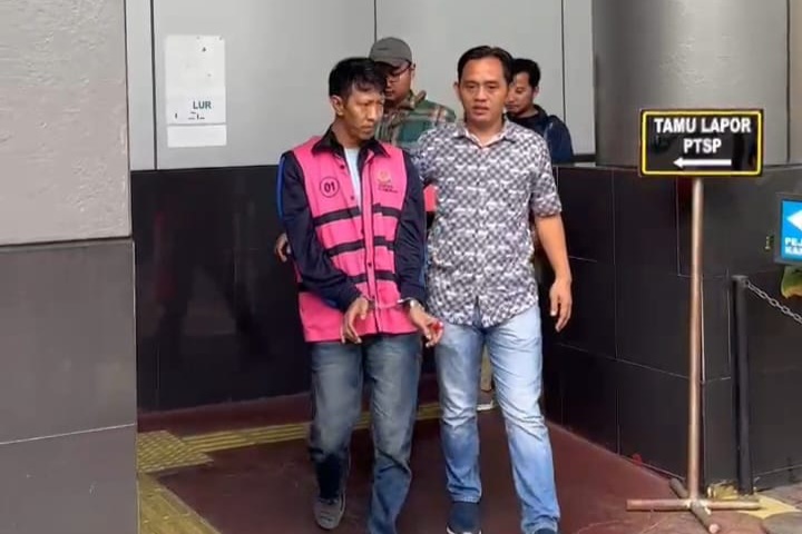 Buronan kasus cukai asal Sumenep, Ya&rsquo;qub, digelandang petugas Kejari Lamongan usai ditangkap di Jakarta saat berjualan nasi, Kamis (27/6).