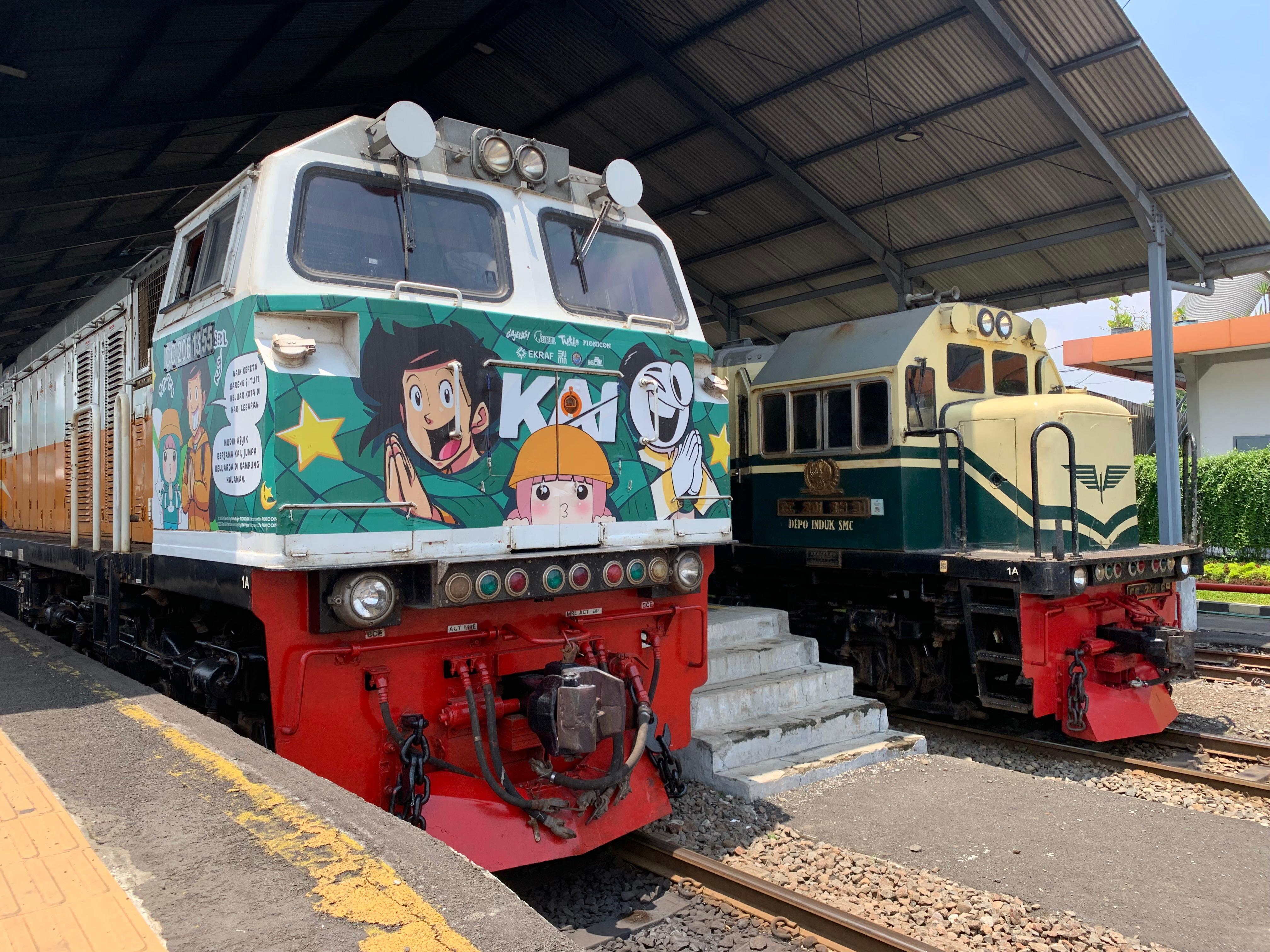 MANFAATKAN MOMEN LIBUR SEKOLAH: Kereta yang berhenti di Stasiun Lamongan. Selama libur sekolah, PT KAI menambah satu KA yang melintasi Stasiun Lamongan. (Gamal A/Radar Lamongan)