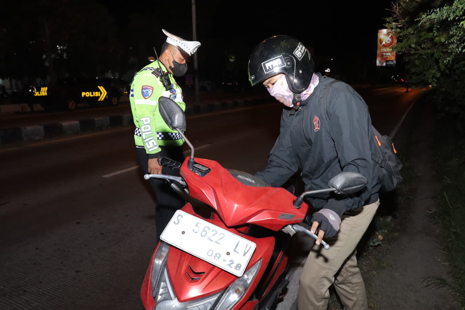 Petugas Polres Lamongan melakukan pemeriksaan terhadap kendaraan yang melintas di sekitar perbatasan wilayah Kabupaten Lamongan.