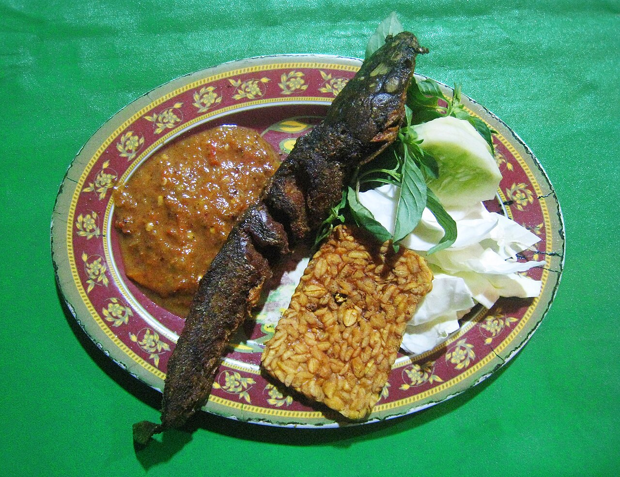 Meskipun dianggap kuliner asal Lamongan, Warga asli Lamongan masih banyak yang memeprcayai tidak boleh mengkonsumsi ikan lele.