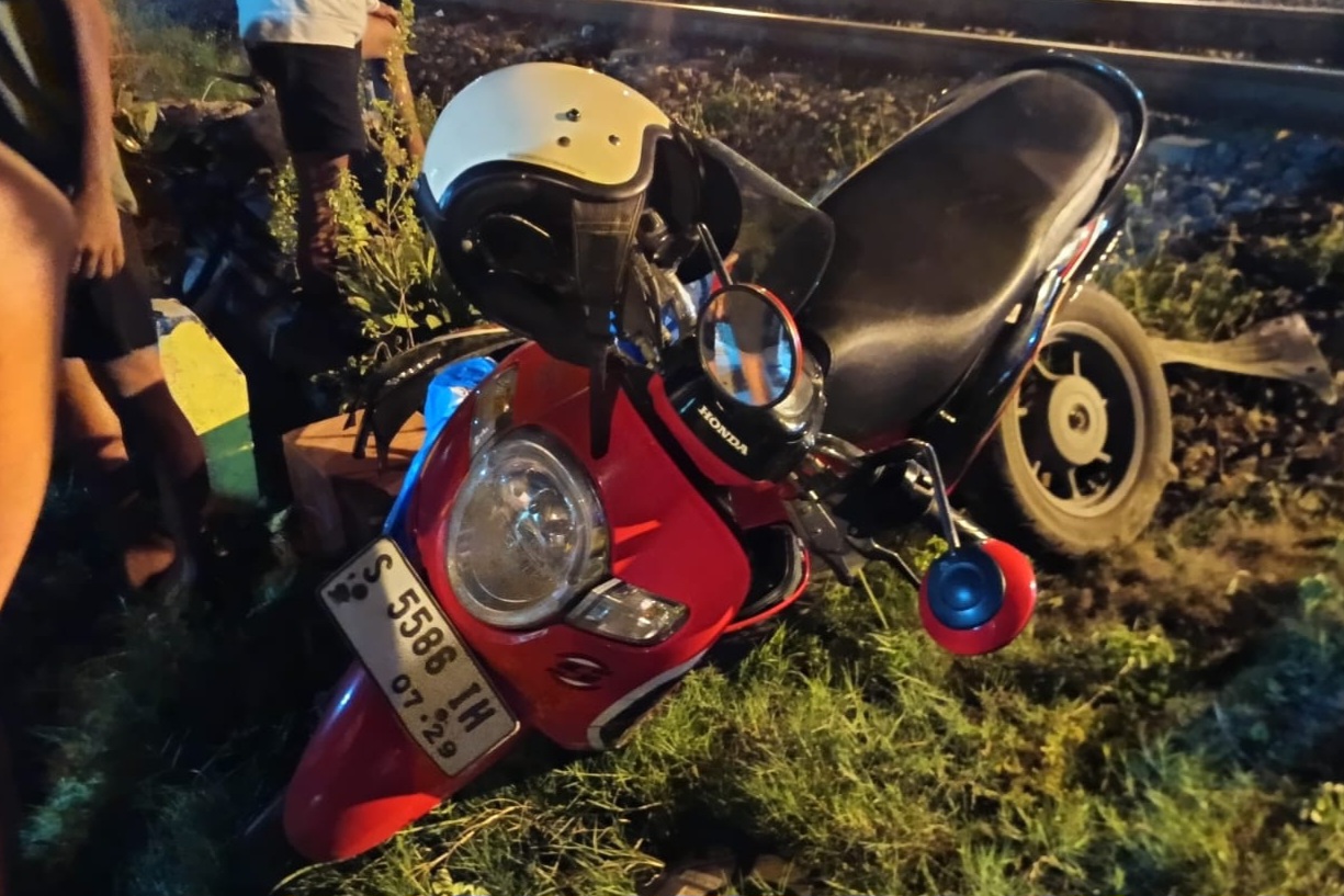 Motor Honda bernopol S 5586 IH milik warga Tuban ringsek usai tertabrak KA Kertajaya di perlintasan tanpa palang pintu Desa Deket Wetan, Lamongan.