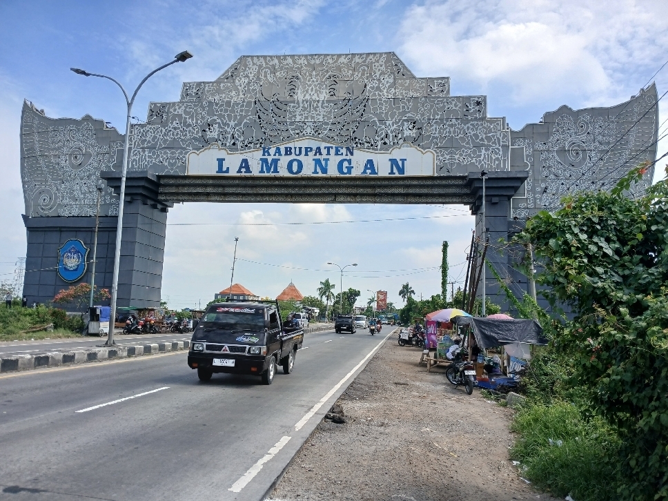 PKL kembali menjamur di pinggir jalan nasional perbatasan Lamongan &ndash; Gresik.