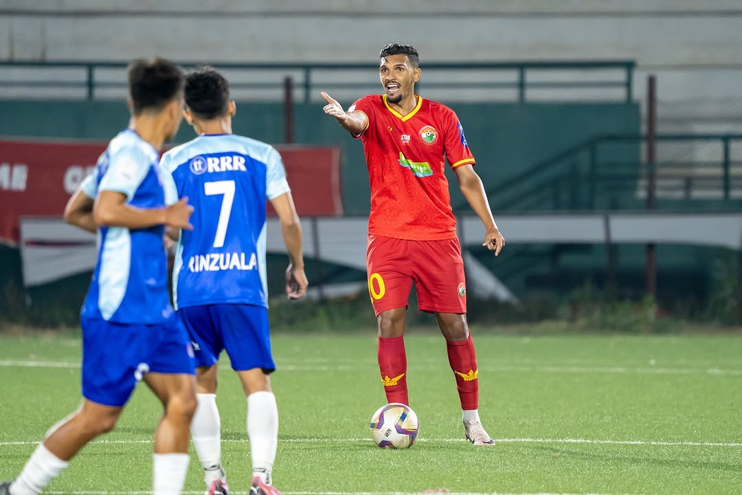 Stoper asal Brasil Daniel Goncalves yang baru direkrut Persela saat masih berkostum klub lamanya.