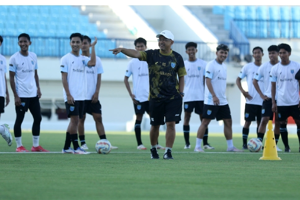 Aji Santoso pimpin langsung latihan perdana Persela di Stadion Surajaya, Selasa sore (1/7).