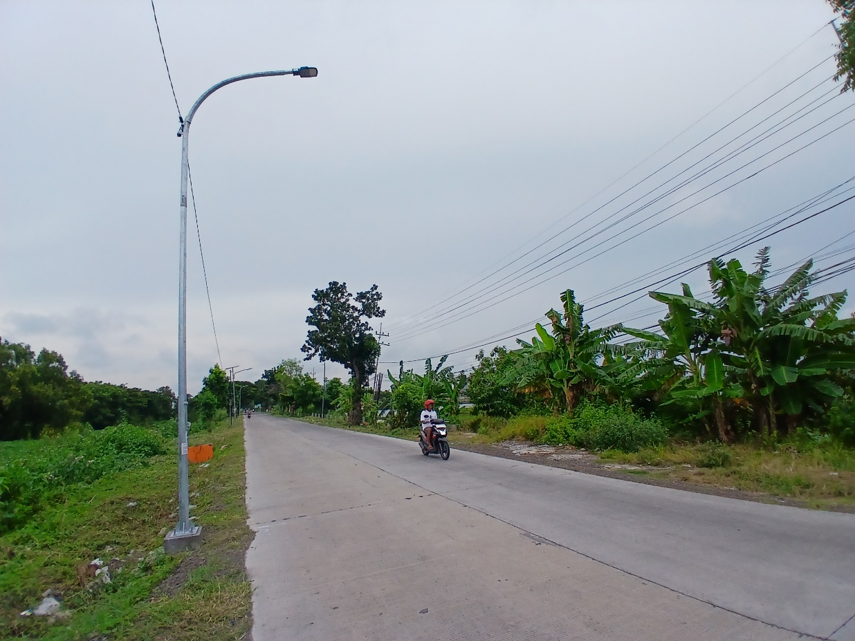 BAKAL DITAMBAH: Salah satu PJU yang sudah terpasang. Bulan ini direncanakan ada 45 titik yang dipasang PJU baru. (ANJAR DWI PRADIPTA/RDR.LMG)