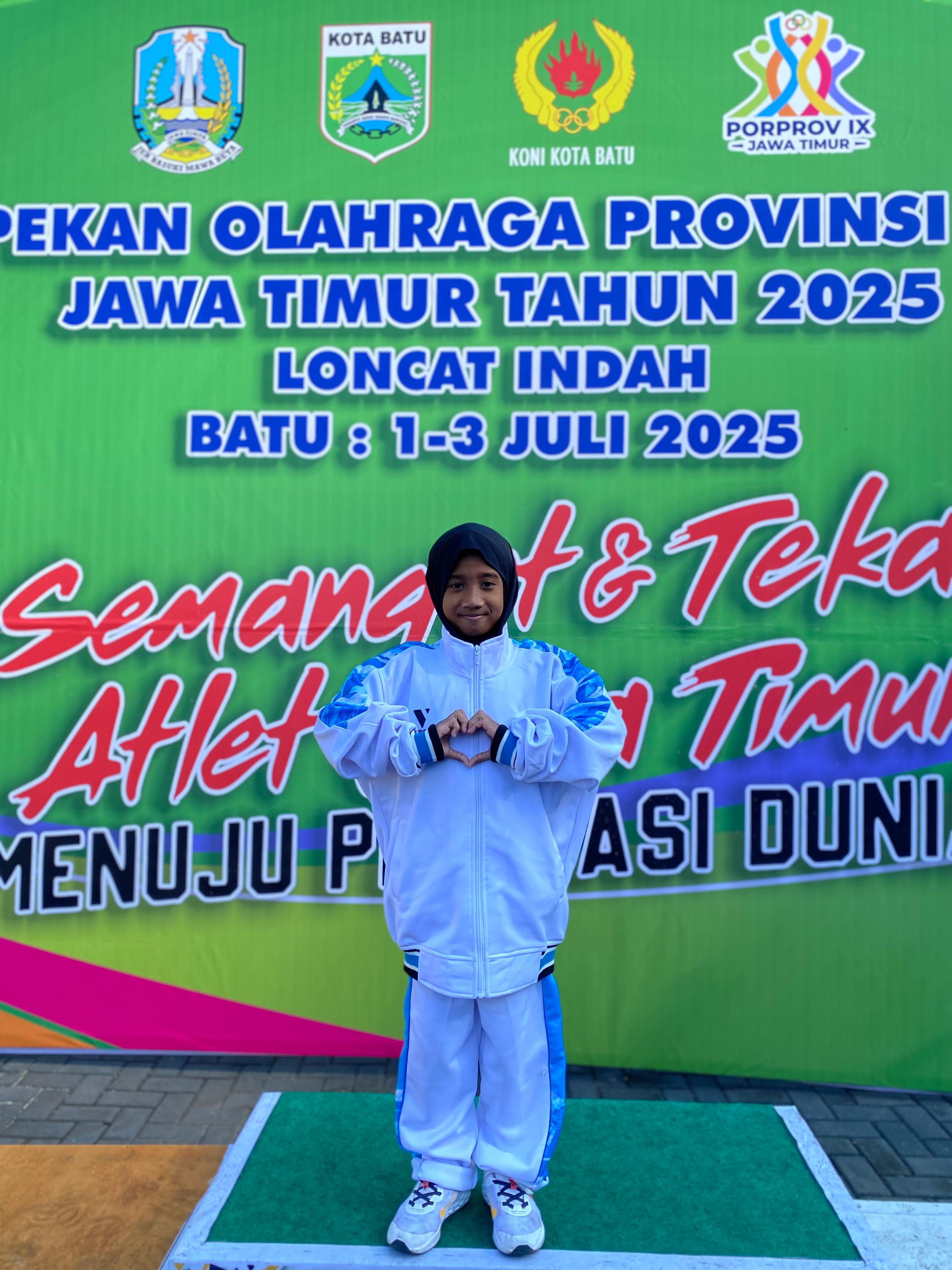 SUMBANG MEDALI EMAS: Peloncat indah Lamongan Izz Zayani A Mumtaz menjadi terbaik dari papan 1 meter putri di ajang Porprov Jatim kemarin. (IST/RDR.LMG )
