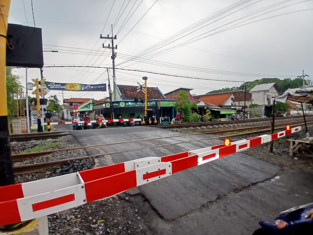 Perlintasan KA di Lamongan jadi sorotan usai dua insiden dalam sebulan, PT KAI usulkan penambahan petugas demi keselamatan.