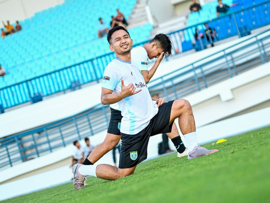 KEMBALI : Hambali Tholib saat sesi latihan Persela di Stadion Surajaya Lamongan. (Instagram @PerselaFC)