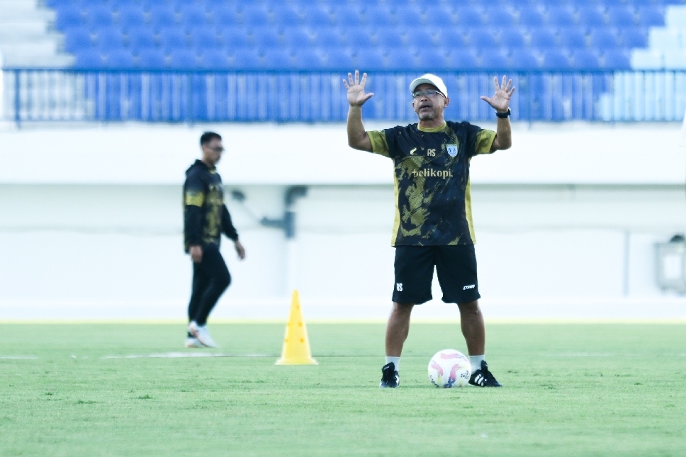 Aji Santoso beri arahan kepada pemain Persela saat Latihan Perdana di Stadion Surajaya, Selasa (1/7) sore.