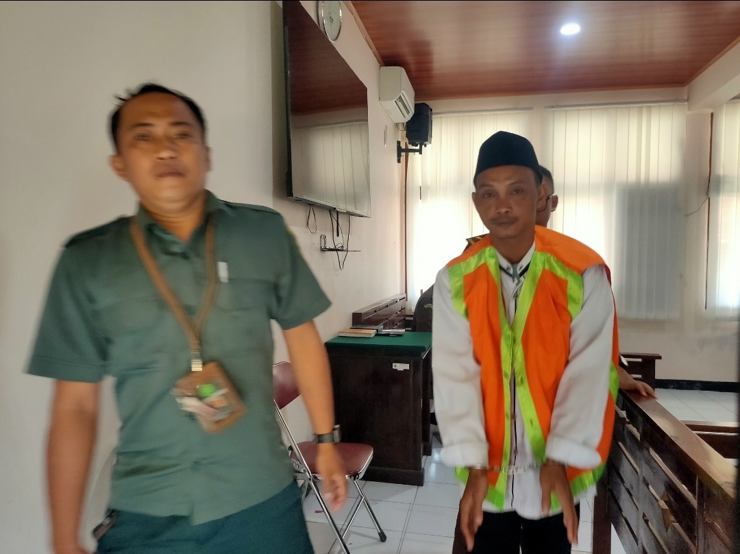 Terdakwa pemain judol, Arif Budiman usai menerima vonis sembilan penjara di PN Lamongan.