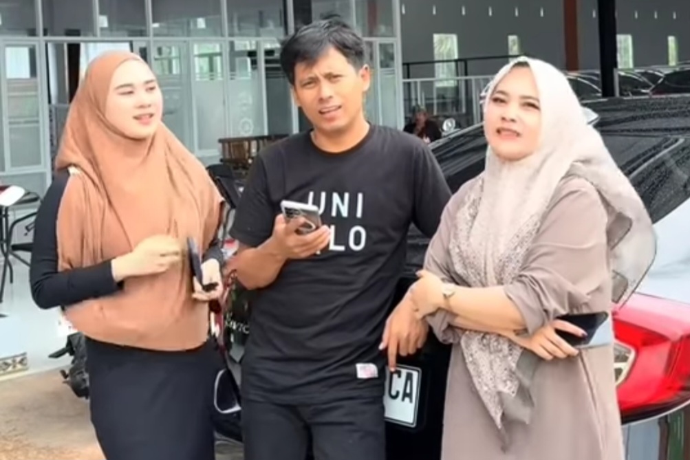 Suryono (tengah), pemilik Kcunk motor didampingi oleh dua isterinya.