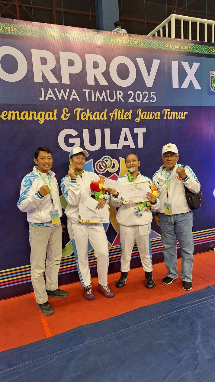RAYAKAN KEMENANGAN: Pegulat Lamongan dengan raihan medalinya. (IST/RDR.LMG)