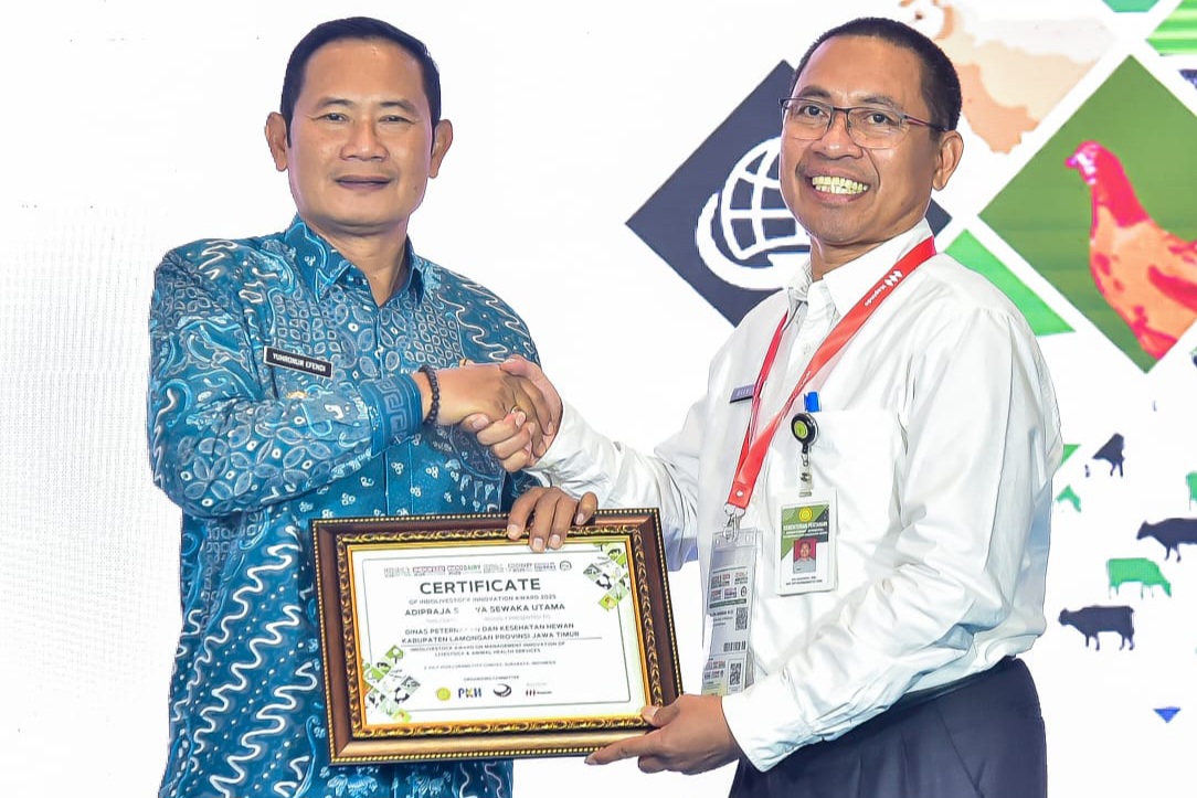 SELAMAT:SELAMAT: Bupati Yes menerima penghargaan Adi Praja Satwa Sewaka Utama dari Direktur Hilirisasisasi Hasil Peternakan Ditjen PKH Kementrian Pertanian RI, Dr. drh. Makmun, M.Sc di Surabaya.