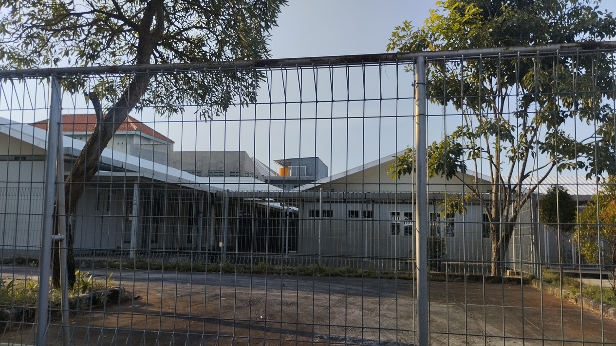BELUM DIFUNGSIKAN LAGI: Rumah sakit darurat Covid-19 yang dibangun pemerintah pusat di Jalan Kusuma Bangsa Lamongan rencananya digunakan Puskesmas Lamongan II. (RIKA RATMAWATI/RDR.LMG)
