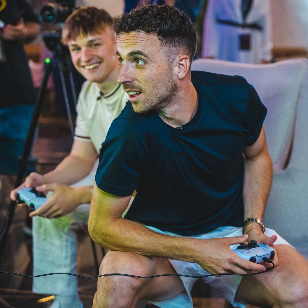 Postingan Diogo Jota dalam akun Instagram pribadinya sedang asyik bermain Game.