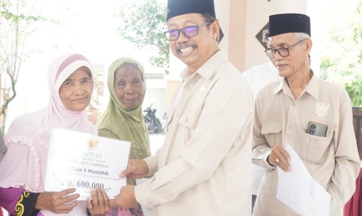 SALURKAN BANTUAN: Ketua Baznas Lamongan, Bambang Eko Mujono, menyerahkan bantuan program satu desa 6 mustahik. (IST/RDR.LMG)